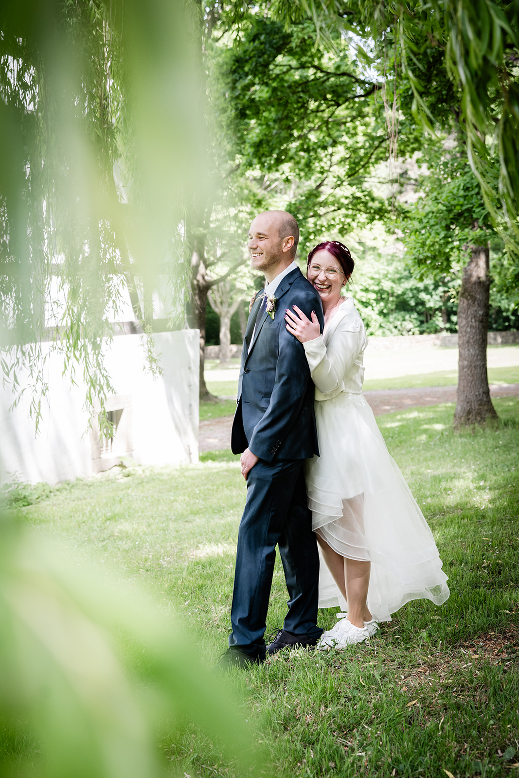 Brautpaar im Grünen bei standesamtlicher Hochzeit in Bad Oeynhausen