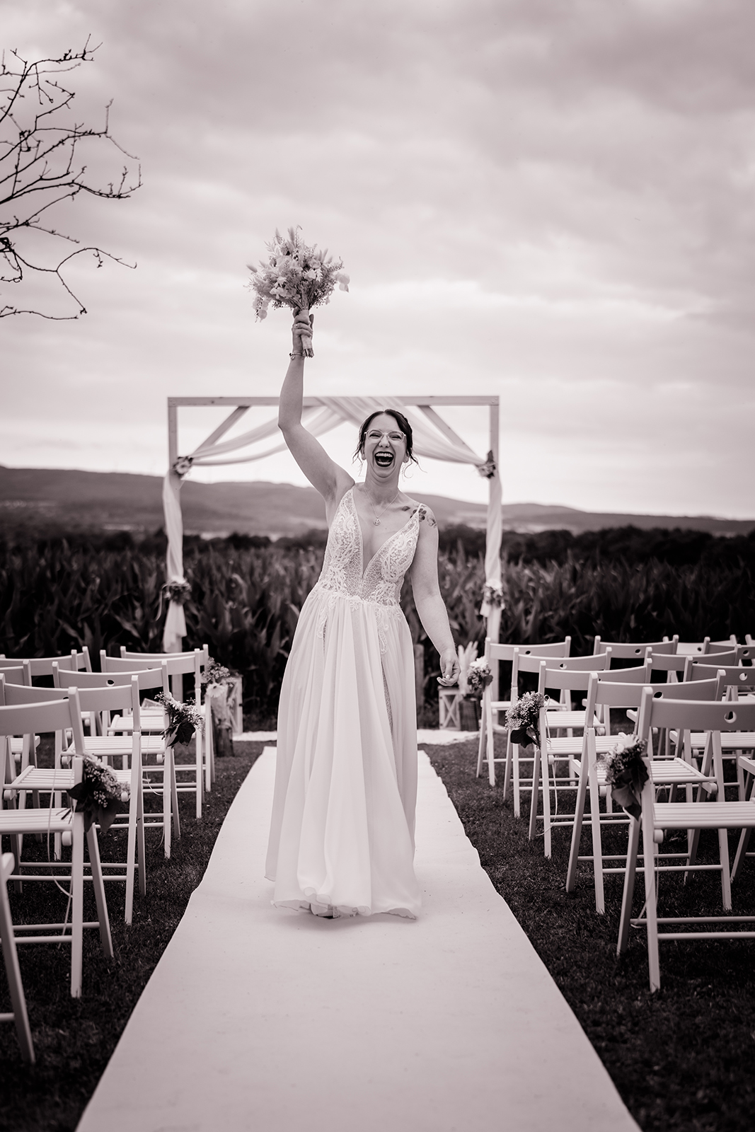 Braut hält Brautstrauß in die Luft bei Hochzeit in Rinteln
