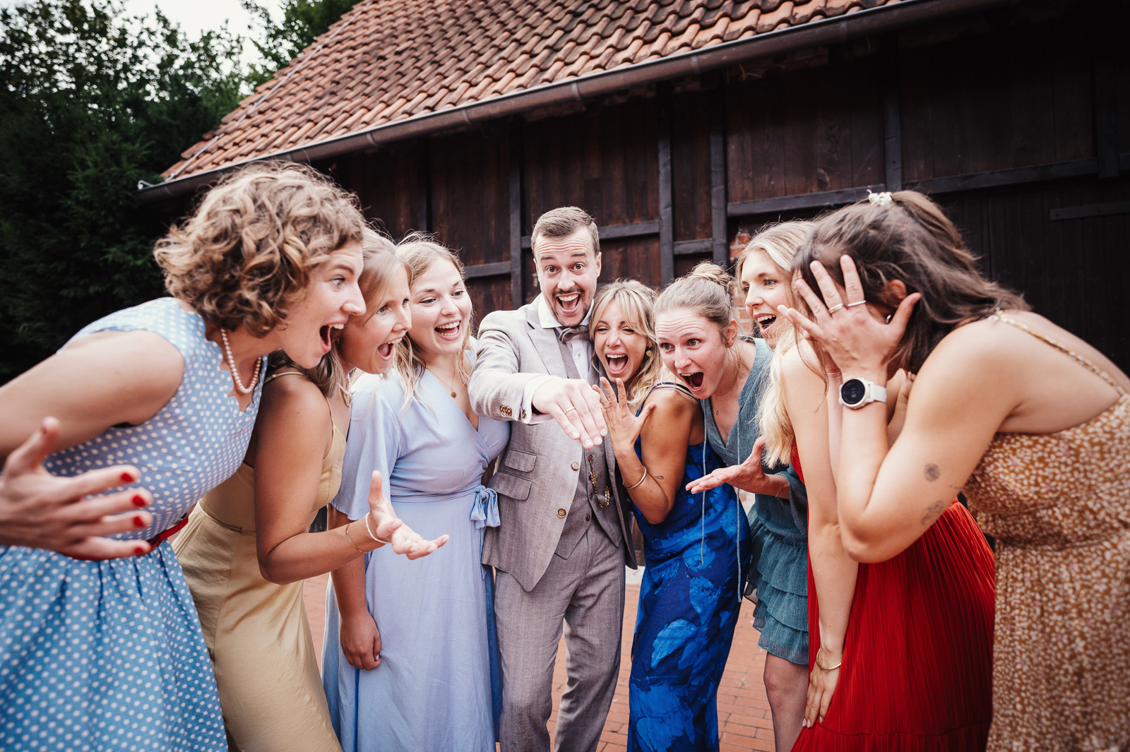 Brautjungfern bewundern Ring des Bräutigams bei einer Hochzeit in Münster