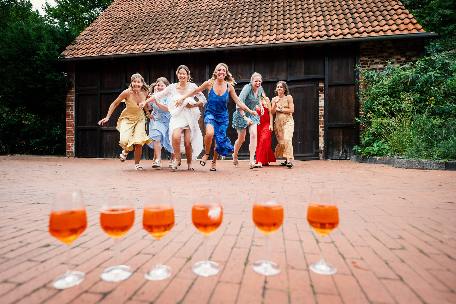 Braut und Brautjungfern laufen um die Wette auf Cocktails zu