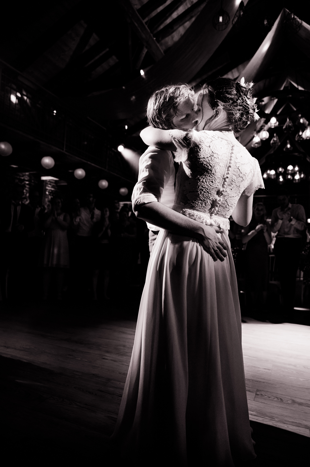 Hochzeitstanz und Kuss auf Hof Frien