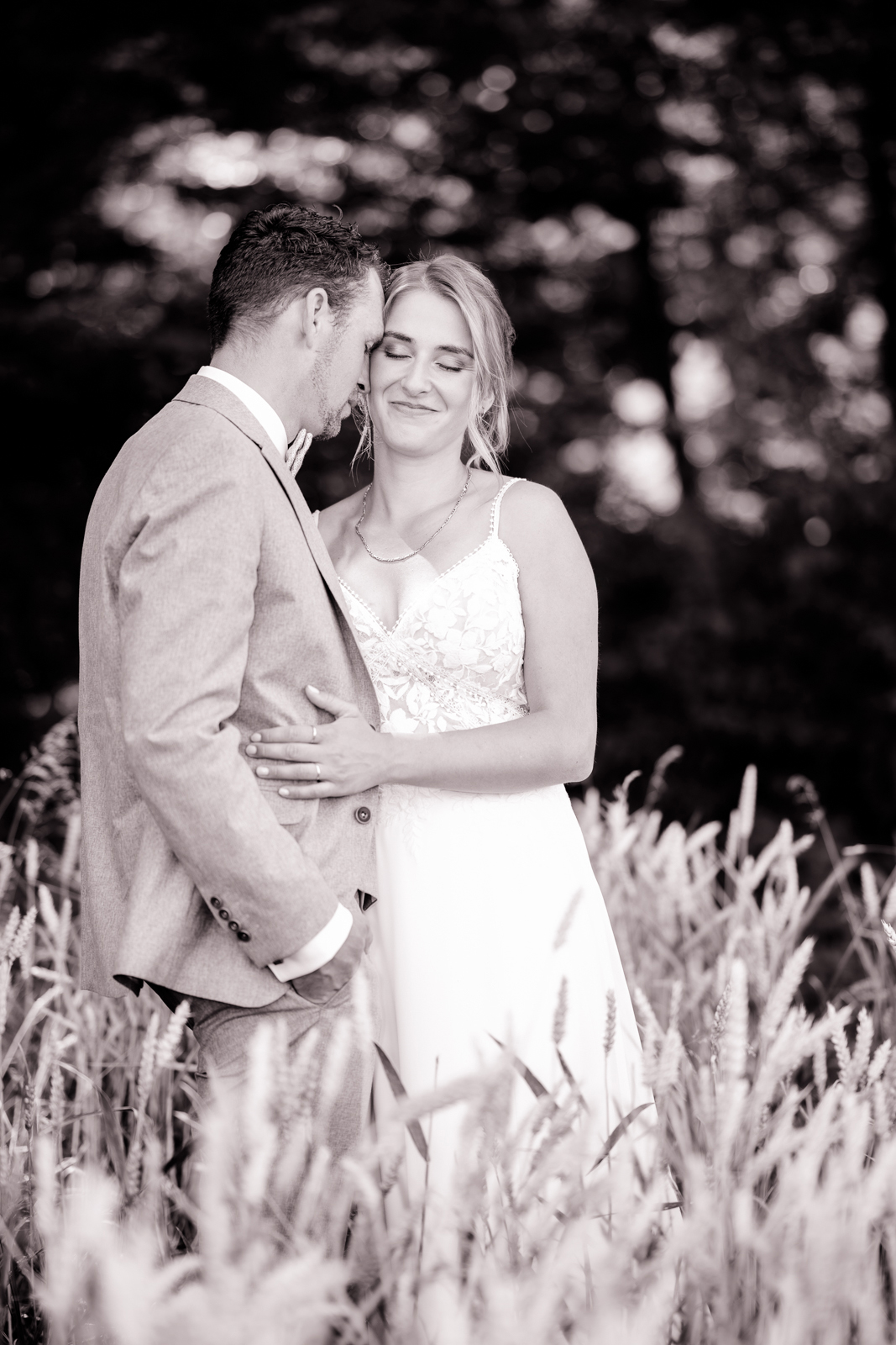 Brautpaar im Kornfeld während einer Hochzeitsreportage in Osnabrück