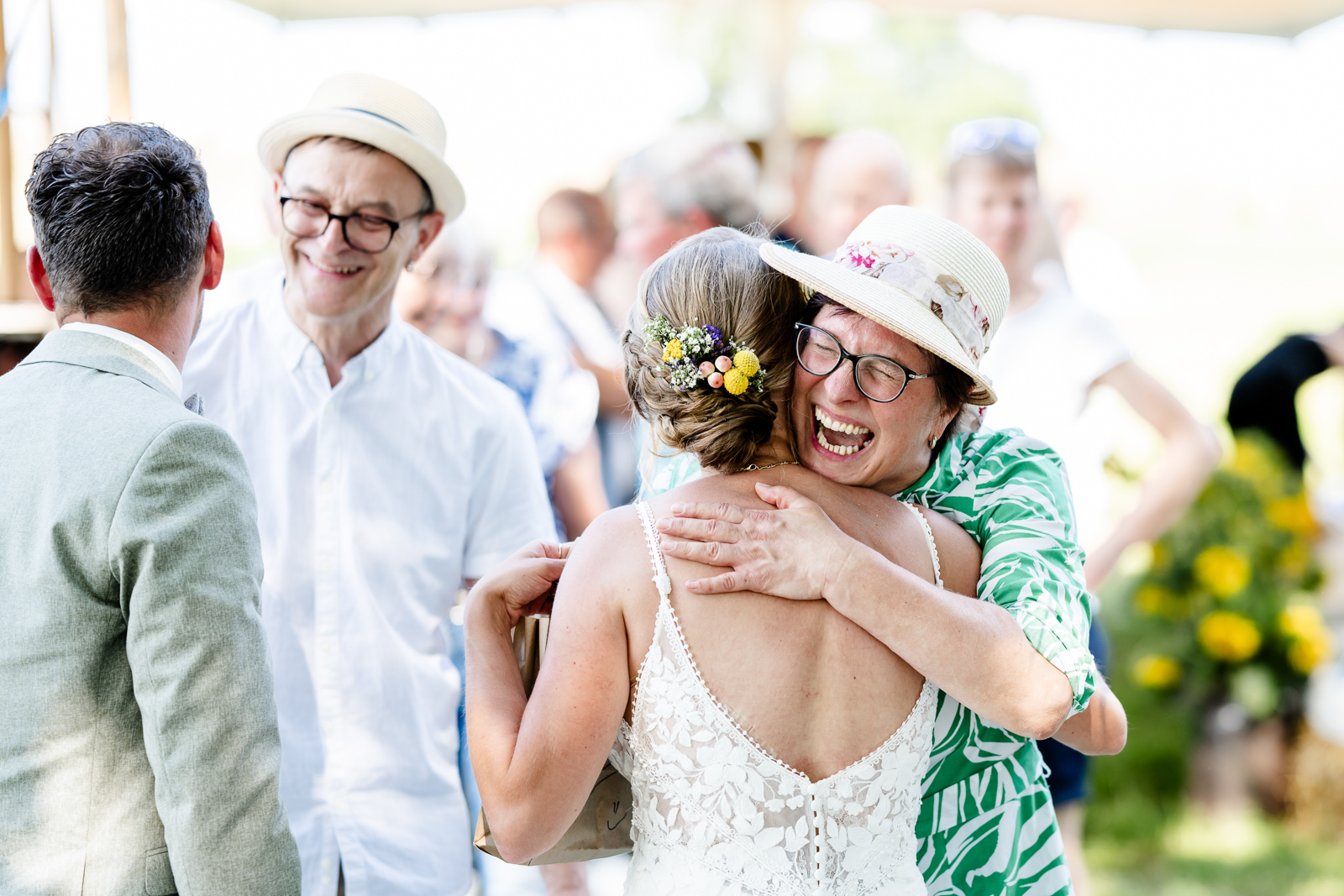 Glückliche Mutter gratuliert Braut nach der Freien Trauung