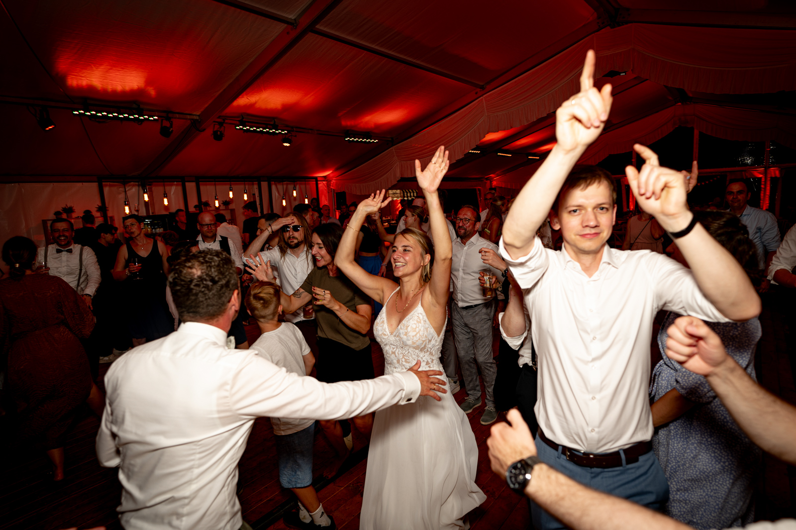 Braut tanzt mit Gästen ausgelassen bei einer Zelt-Hochzeit in Osnabrück