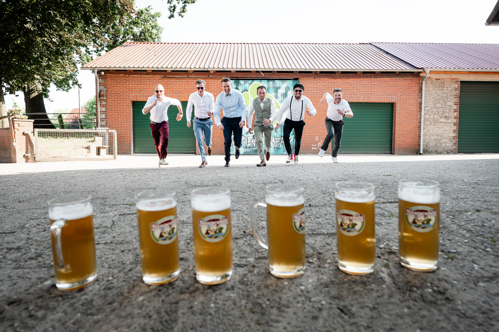 Bräutigam und Freunde laufen um die Wette auf Bier zu