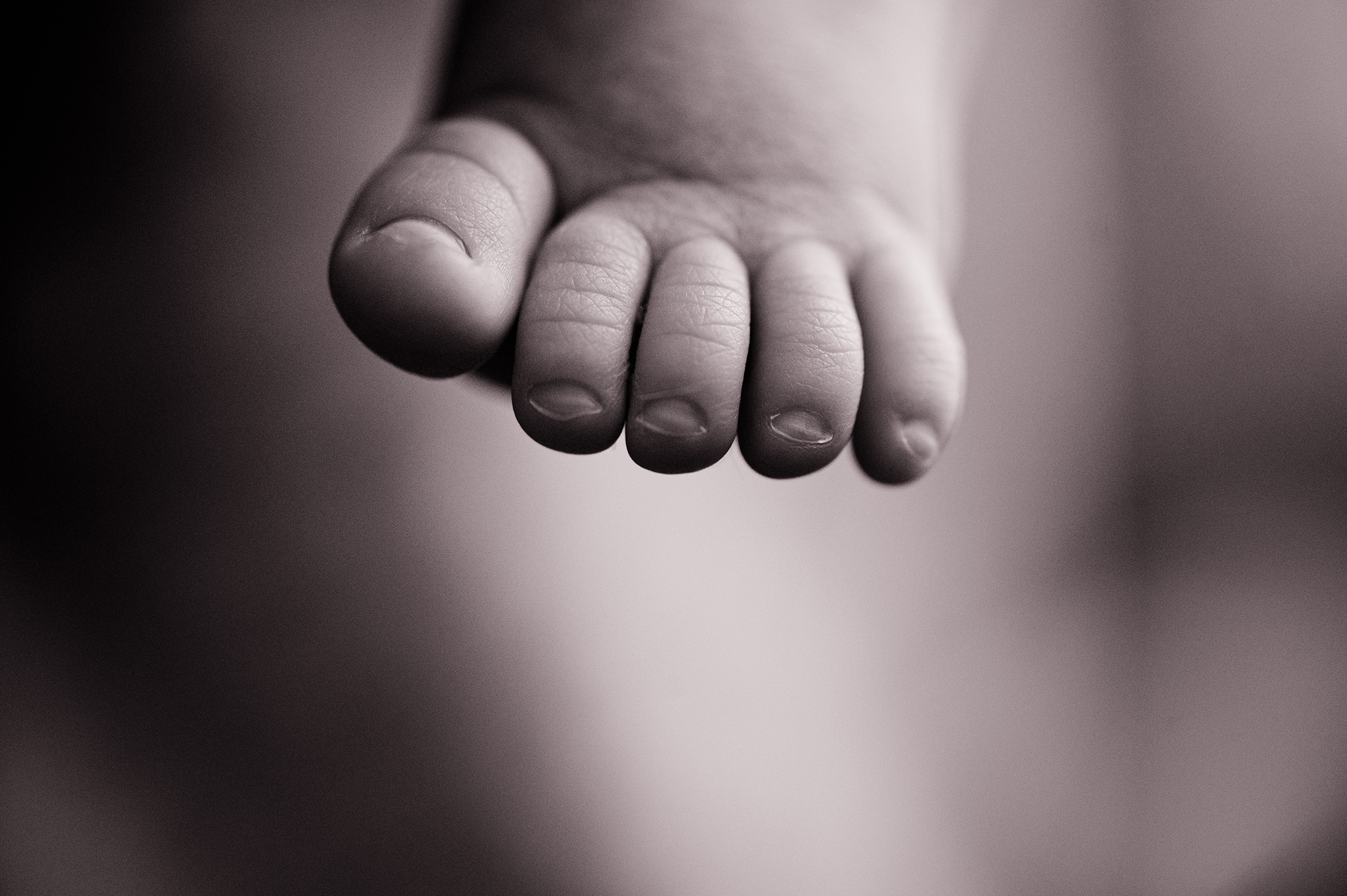 Nahaufnahme Babyfuß in schwarz-weiß