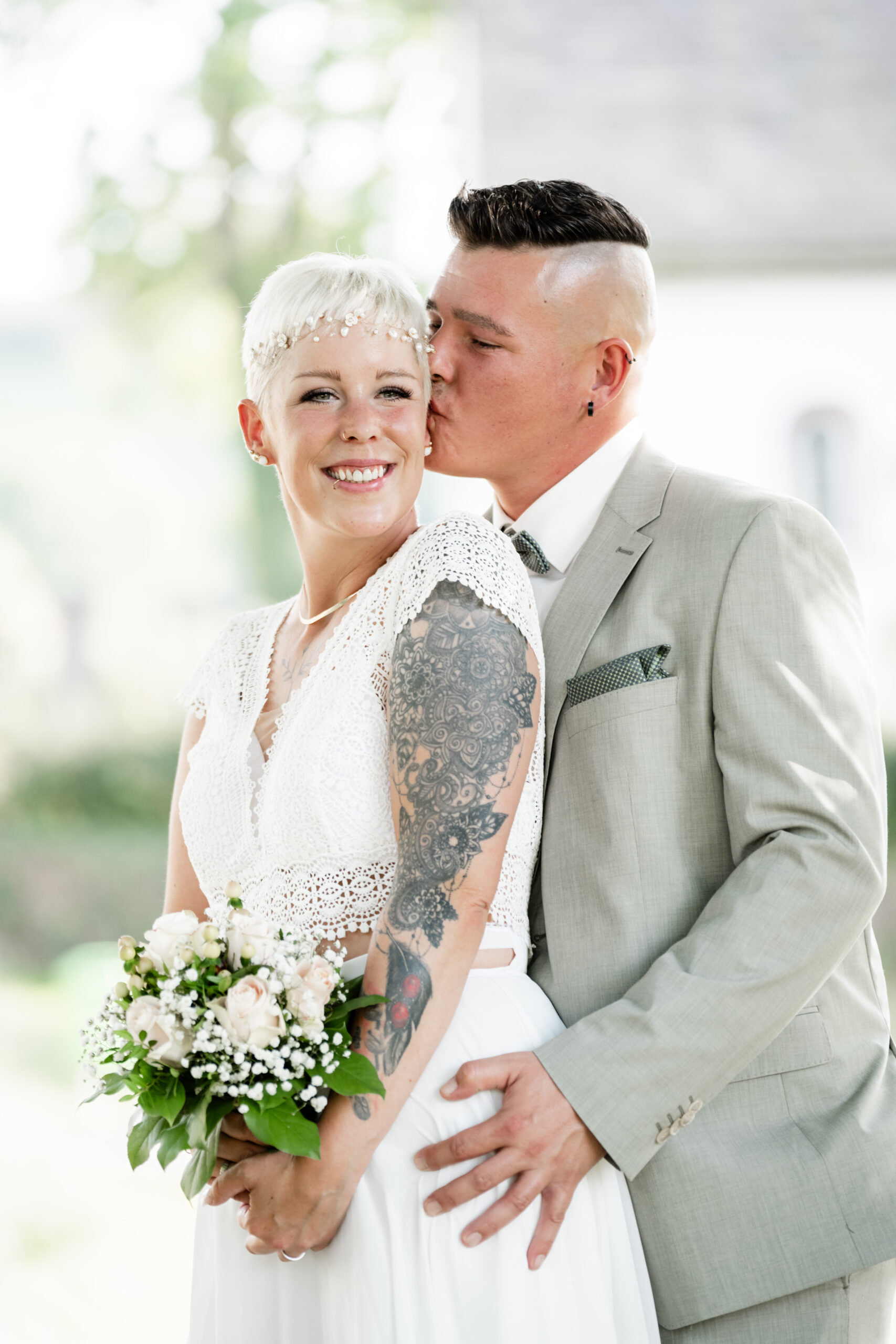 Couple Shooting (61) Brautpaar mit Brautstrauß vor Kirche im Kalletal