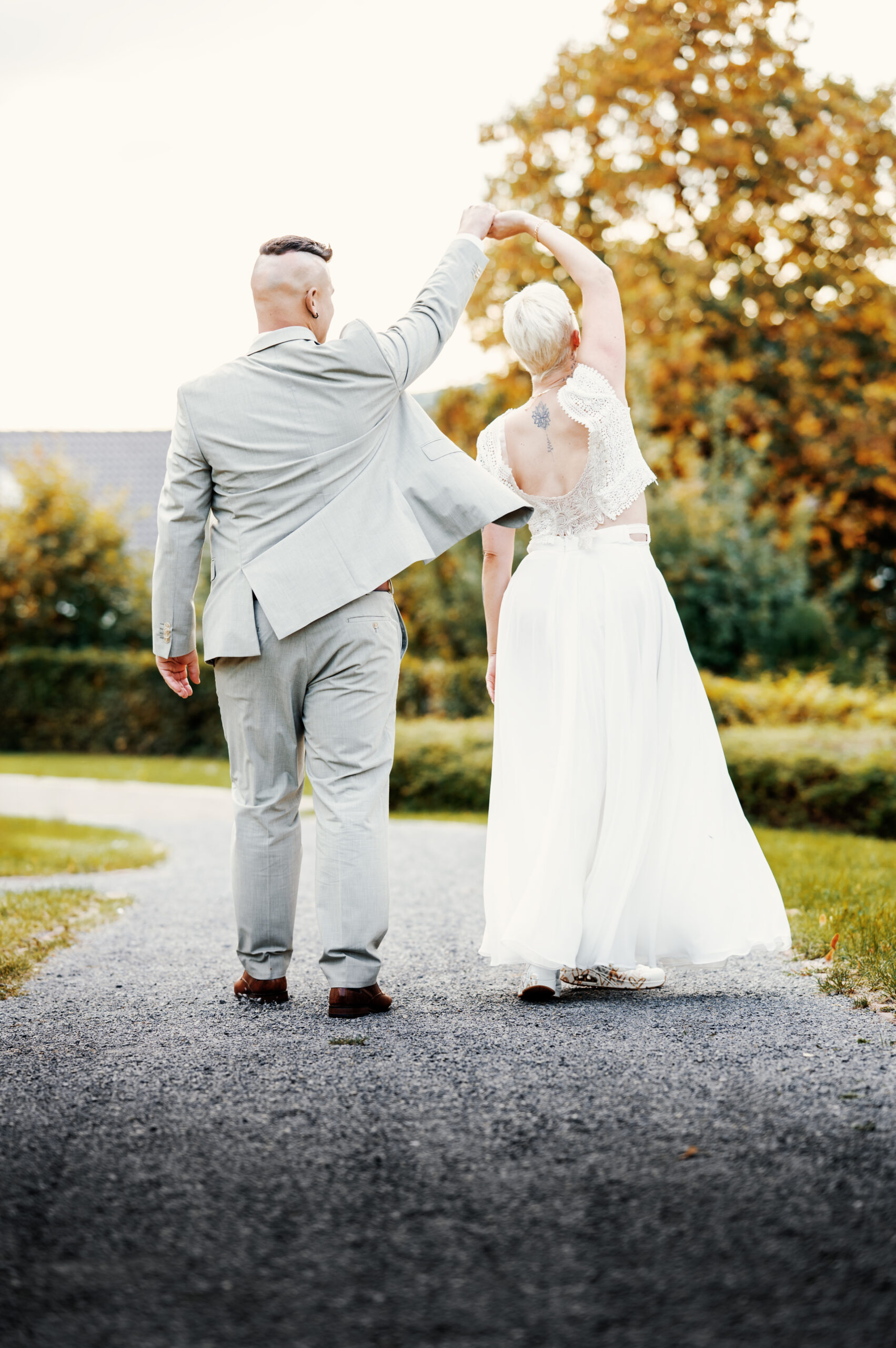 Brautpaar tanzt nach einer kirchlichen Hochzeit im Kalletal