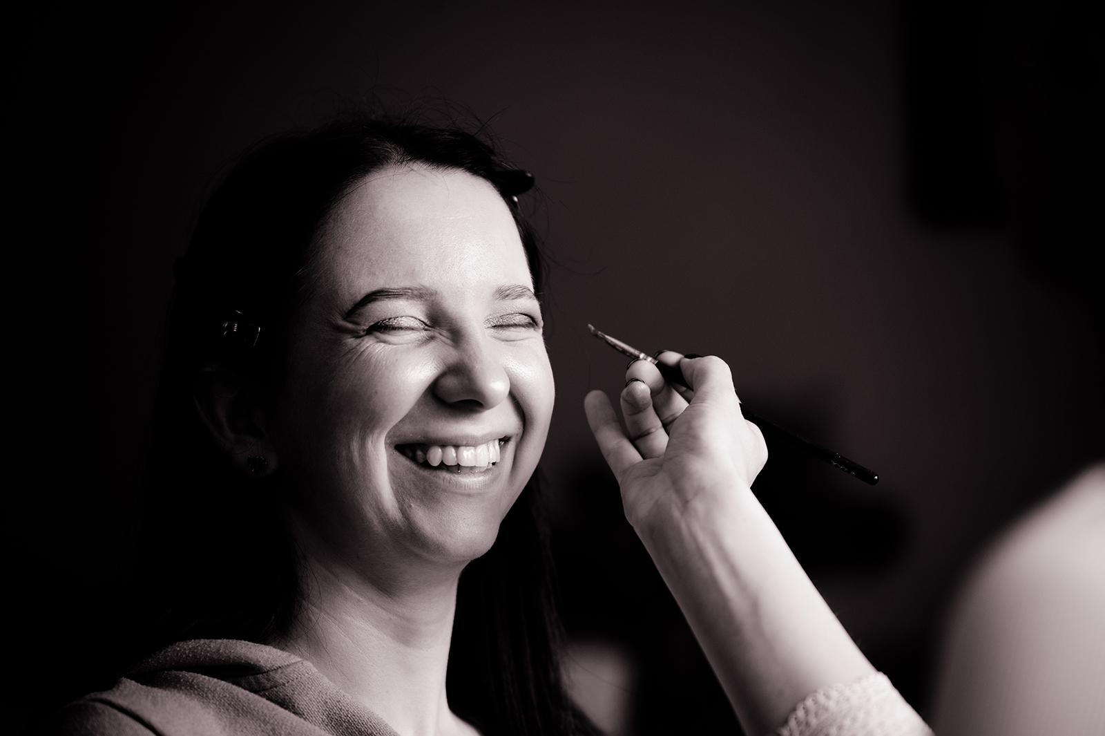 Braut wird geschminkt beim Getting Ready in Rinteln