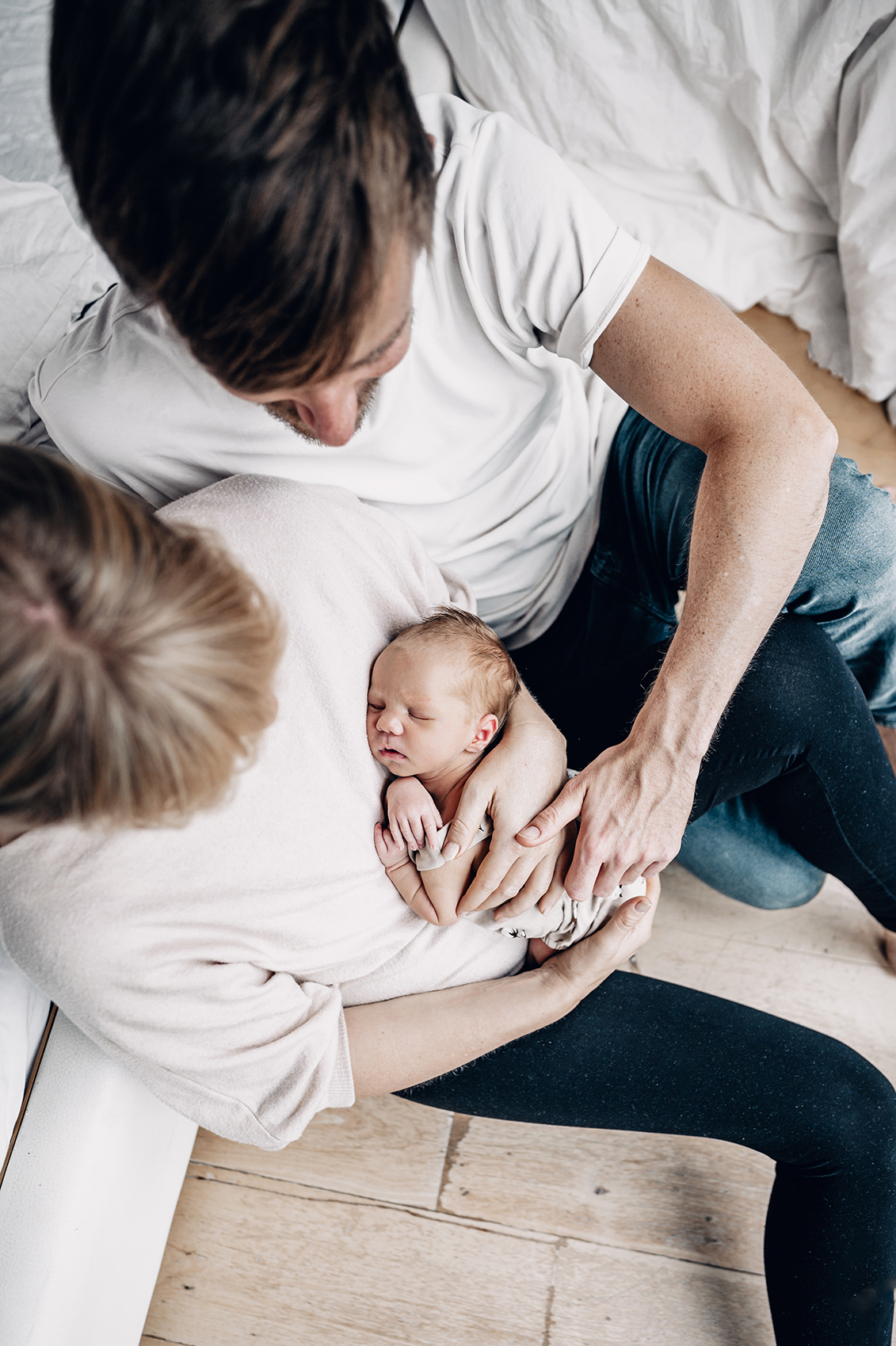 Familie mit Neugeborenem aus Vogelperspektive