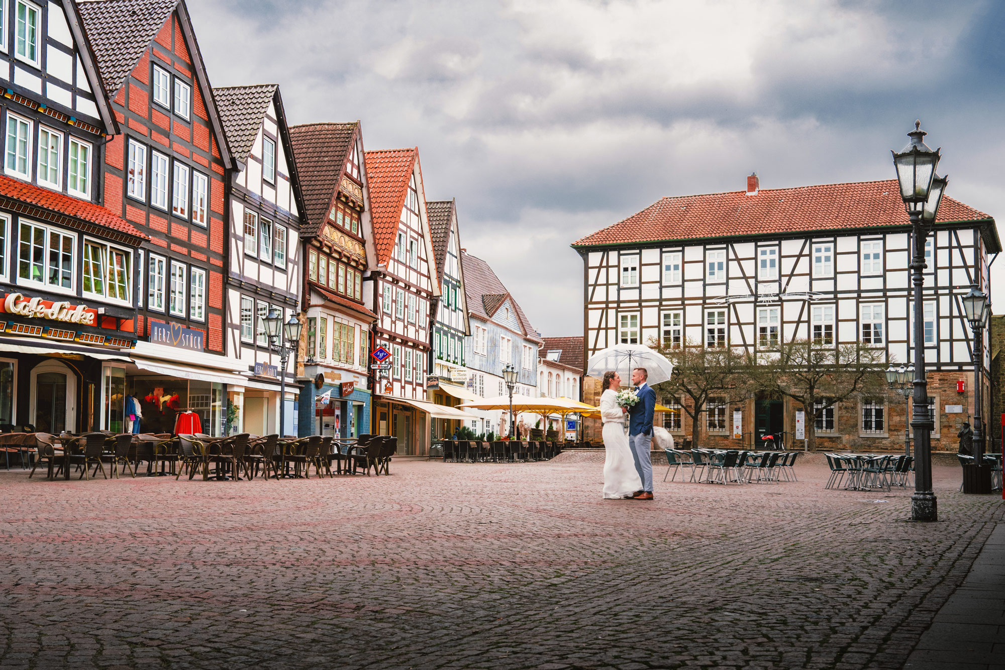 Bräutigam und Freunde laufen um die Wette auf Bier zu