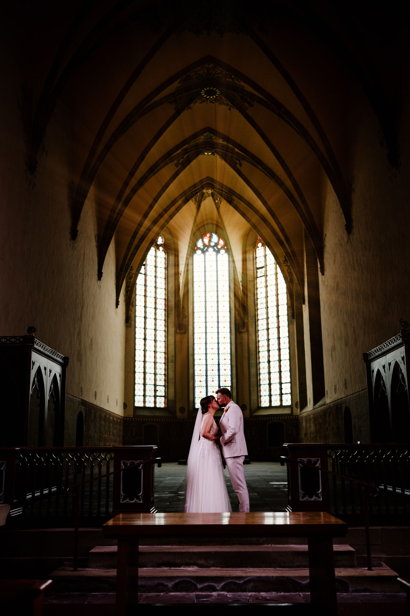 Brautpaar im Grünen bei standesamtlicher Hochzeit in Bad Oeynhausen